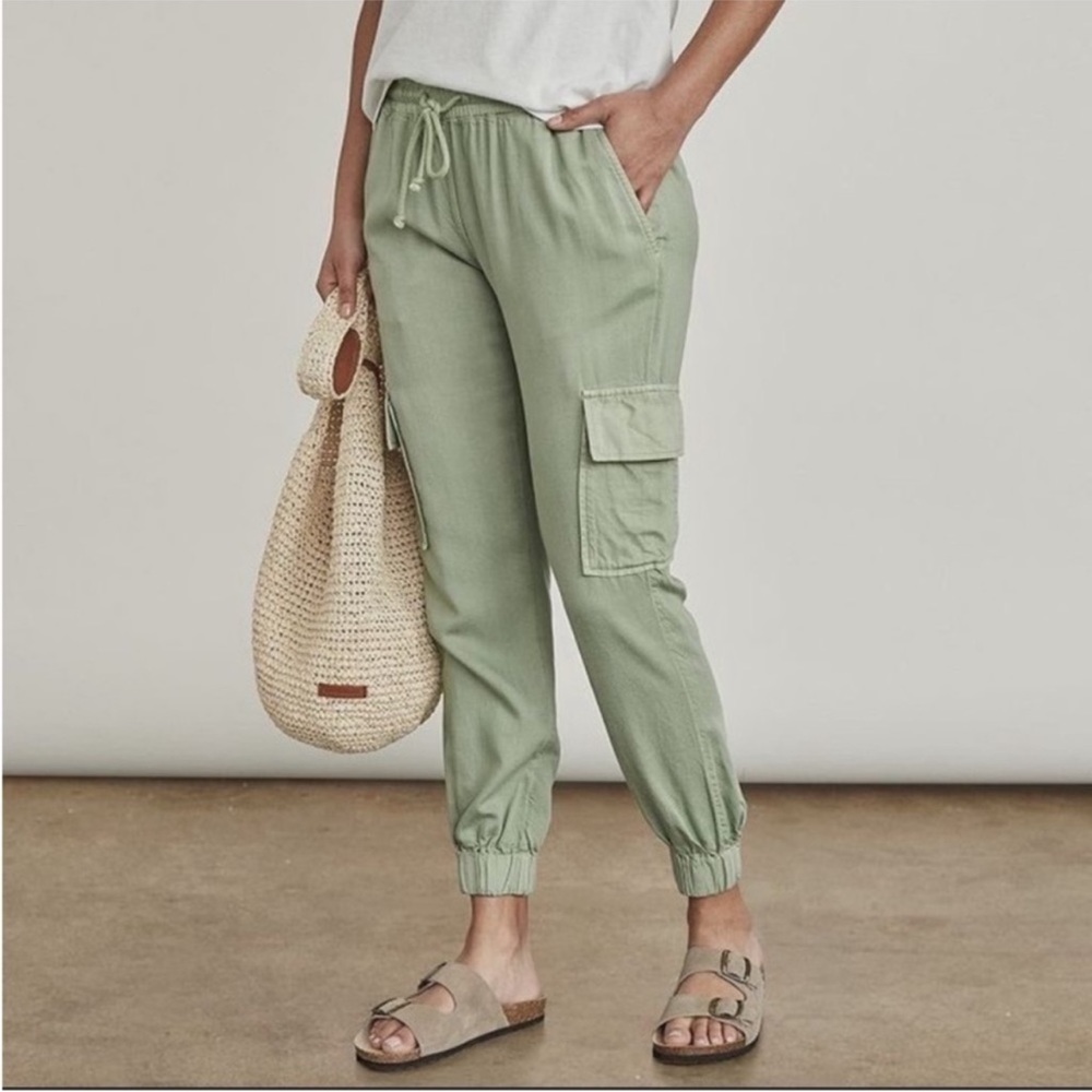 ELIZABETH‎ AND JAMES Jogger Cargo Pants in Green. Size Medium
